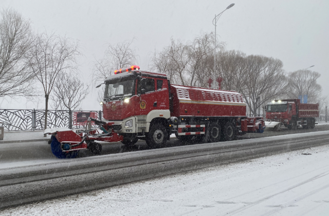 盈峰環(huán)境除冰雪裝備全力投入破冰作業(yè)，助力北京道路交通安全